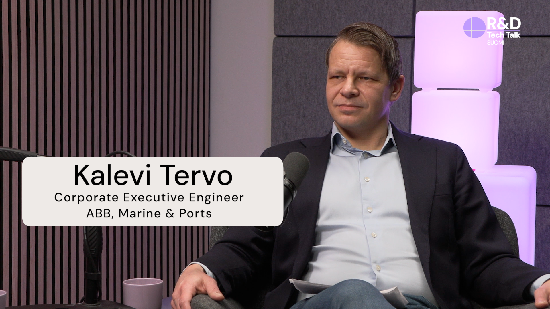 Kuva podcast-vieraasta Kalevi Tervosta podcast-studiossa.